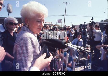 Killeen Texas USA, octobre 1991: Un sombre Texas Gov. Ann Richards s'entretient avec la presse après avoir assisté à un service commémoratif pour les victimes d'une fusillade de masse à la cafétéria de Luby à Killeen le 16 octobre. George Hennard, un habitant de 35 ans de Killeen, s'est écrasé une prise en charge dans le restaurant et a tué 23 personnes avant de se tuer. ©Bob Daemmrich Banque D'Images