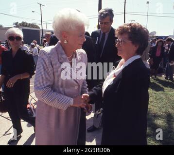 Killeen Texas USA, octobre 1991: Un sombre Texas Gov. Ann Richards accueille un collègue de deuil après avoir assisté à un service commémoratif pour les victimes d'une fusillade de masse à la cafétéria Luby's à Killeen le 16 octobre. George Hennard, un habitant de 35 ans de Killeen, s'est écrasé une prise en charge dans le restaurant et a tué 23 personnes avant de se tuer. ©Bob Daemmrich Banque D'Images