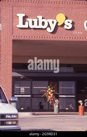 Terrorisme et catastrophes : ©1991 les suites d'une fusillade de masse à la cafétéria Luby's à Killeen, Texas, le 16 octobre 1991, où George Hennard, âgé de 35 ans, s'est écrasé dans le restaurant et a tué 23 personnes avant de se tuer. Banque D'Images