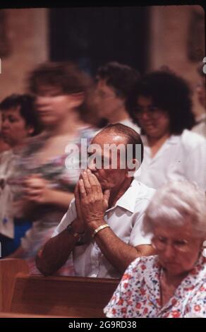 Killeen Texas USA, 1991 octobre : les personnes en deuil assistent à un service commémoratif pour les victimes d'une fusillade de masse à la cafétéria Luby's à Killeen. Le 16 octobre. George Hennard, un habitant de 35 ans de Killeen, s'est écrasé une prise en charge dans le restaurant et a tué 23 personnes avant de se tuer. ©Bob Daemmrich Banque D'Images