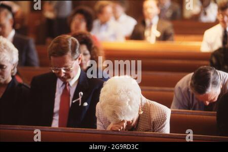 Killeen Texas USA, octobre 1991: La gouverneure du Texas Ann Richards assiste à un service commémoratif pour les victimes d'une fusillade de masse à la cafétéria Luby's à Killeen. Le 16 octobre. George Hennard, un habitant de 35 ans de Killeen, s'est écrasé une prise en charge dans le restaurant et a tué 23 personnes avant de se tuer. ©Bob Daemmrich Banque D'Images