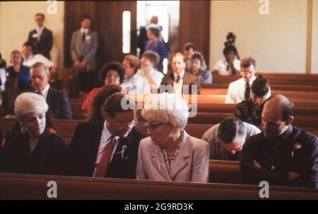 Killeen Texas USA, octobre 1991: La gouverneure du Texas Ann Richards assiste à un service commémoratif pour les victimes d'une fusillade de masse à la cafétéria Luby's à Killeen. Le 16 octobre. George Hennard, un habitant de 35 ans de Killeen, s'est écrasé une prise en charge dans le restaurant et a tué 23 personnes avant de se tuer. ©Bob Daemmrich Banque D'Images