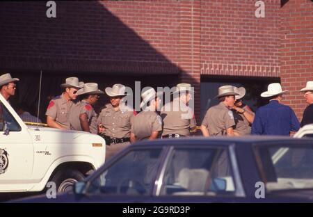 Terrorisme et catastrophes : ©1991 les suites d'une fusillade de masse à la cafétéria Luby's à Killeen, Texas, le 16 octobre 1991, où George Hennard, âgé de 35 ans, s'est écrasé dans le restaurant et a tué 23 personnes avant de se tuer. Banque D'Images