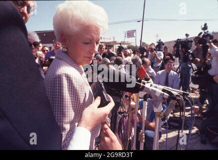 Killeen Texas USA, octobre 1991: Un sombre Texas Gov. Ann Richards s'entretient avec la presse après avoir assisté à un service commémoratif pour les victimes d'une fusillade de masse à la cafétéria de Luby à Killeen le 16 octobre. George Hennard, un habitant de 35 ans de Killeen, s'est écrasé une prise en charge dans le restaurant et a tué 23 personnes avant de se tuer. ©Bob Daemmrich Banque D'Images