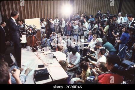 Killeen Texas USA, le 16 octobre 1991 : un écrasement des médias couvre un briefing de presse à la suite d'une fusillade de masse à la cafétéria de Luby, où George Hennard, âgé de 35 ans, s'est écrasé dans le restaurant et a tué 23 personnes avant de se tuer. ©Bob Daemmrich Banque D'Images