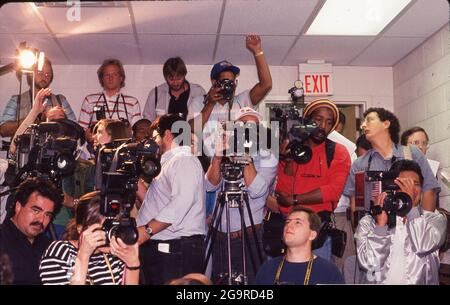 Killeen Texas USA, le 16 octobre 1991 : un écrasement des médias couvre un briefing de presse à la suite d'une fusillade de masse à la cafétéria de Luby, où George Hennard, âgé de 35 ans, s'est écrasé dans le restaurant et a tué 23 personnes avant de se tuer. ©Bob Daemmrich Banque D'Images