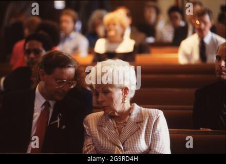 Killeen Texas USA, octobre 1991: La gouverneure du Texas Ann Richards assiste à un service commémoratif pour les victimes d'une fusillade de masse à la cafétéria Luby's à Killeen. Le 16 octobre. George Hennard, un habitant de 35 ans de Killeen, s'est écrasé une prise en charge dans le restaurant et a tué 23 personnes avant de se tuer. ©Bob Daemmrich Banque D'Images