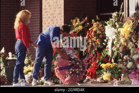 Killeen Texas USA, octobre 1991 : les membres de la communauté laissent des fleurs à la mémoire des victimes d'une fusillade de masse à la cafétéria Luby's à Killeen. Le 16 octobre. George Hennard, un habitant de 35 ans de Killeen, s'est écrasé un ramassage dans le restaurant et a tué 23 dîners et membres du personnel avant de se tuer. ©Bob Daemmrich Banque D'Images