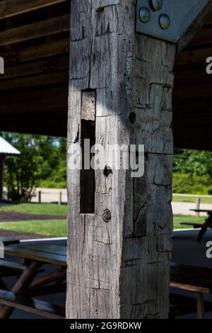 L'abri de pique-nique utilisait des poutres en bois adsées provenant d'une ancienne grange du parc communautaire de Grand River, près de Lansing, Michigan, États-Unis Banque D'Images