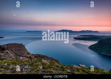 Coucher de soleil sur l'île de Rum, c'est l'une des petites îles des Hébrides intérieures au large de la côte ouest de l'Écosse Banque D'Images