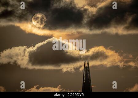 Londres, Royaume-Uni. 27 juillet 2021. Météo au Royaume-Uni : coucher de soleil spectaculaire au-dessus du gratte-ciel de Shard. Credit: Guy Corbishley/Alamy Live News Banque D'Images