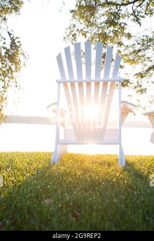 Chaises Adirondack à côté du lac Winnipesaukee, New Hampshire, États-Unis Banque D'Images