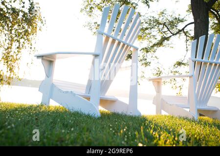 Chaises Adirondack à côté du lac Winnipesaukee, New Hampshire, États-Unis Banque D'Images