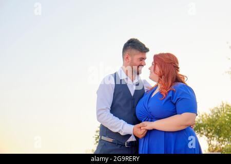L'homme et la femme se regardent l'un vers l'autre embrassant Banque D'Images