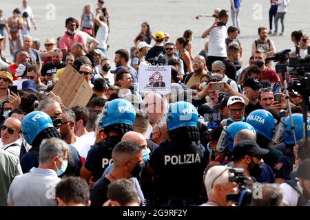 Rome, Italie. 27 juillet 2021. Manifestation contre la passe verte, qui certifie la vaccination contre le covid 19, après le dernier décret du conseil des ministres, nécessaire pour entrer dans les lieux publics, tels que les bureaux, les écoles mais aussi les restaurants.Rome (Italie), 27 juillet 2021 photo Samantha Zucchi Insidefoto crédit: Insidefoto srl/Alay Live News Banque D'Images