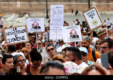 Rome, Italie. 27 juillet 2021. Manifestation contre la passe verte, qui certifie la vaccination contre le covid 19, après le dernier décret du conseil des ministres, nécessaire pour entrer dans les lieux publics, tels que les bureaux, les écoles mais aussi les restaurants.Rome (Italie), 27 juillet 2021 photo Samantha Zucchi Insidefoto crédit: Insidefoto srl/Alay Live News Banque D'Images