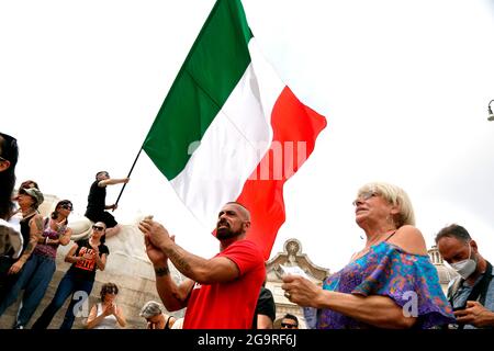 Rome, Italie. 27 juillet 2021. Manifestation contre la passe verte, qui certifie la vaccination contre le covid 19, après le dernier décret du conseil des ministres, nécessaire pour entrer dans les lieux publics, tels que les bureaux, les écoles mais aussi les restaurants.Rome (Italie), 27 juillet 2021 photo Samantha Zucchi Insidefoto crédit: Insidefoto srl/Alay Live News Banque D'Images