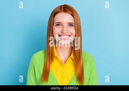 Portrait d'une jolie fille gaie aux cheveux rouges portant des vêtements brillants décontractés isolés sur fond bleu vif Banque D'Images