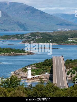 Le pont de Skye est un pont routier au-dessus du Loch Alsh, en Écosse, reliant l'île de Skye à l'île d'Eilean Bàn et au continent. Kyleakin LIG Banque D'Images