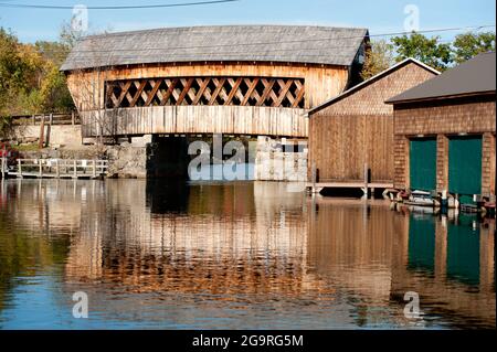 Squam River Covered Bridge, Little Squam Lake, Ashland, New Hampshire, États-Unis Banque D'Images