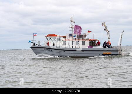 Nordsee, Allemagne. 22 juillet 2021. Le navire de recherche 'Egidora' navigue entre Neuharlingersiel et Spiekeroog. Credit: Sina Schuldt/dpa/Alay Live News Banque D'Images