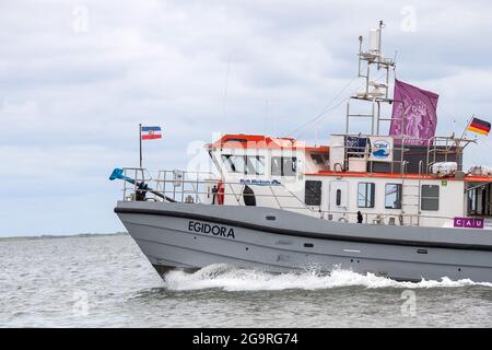 Nordsee, Allemagne. 22 juillet 2021. Le navire de recherche 'Egidora' navigue entre Neuharlingersiel et Spiekeroog. Credit: Sina Schuldt/dpa/Alay Live News Banque D'Images