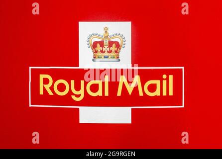 Nom et logo Royal Mail sur le côté d'une boîte postale de Liverpool Banque D'Images