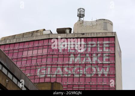 Les gens font le slogan de Glasgow sur un bâtiment de ville Banque D'Images