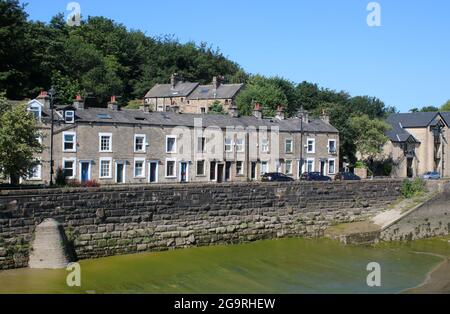 Maisons mitoyennes en pierre sur le quai St Georges à Lancaster, Lancashire, Angleterre, sur la rive de la Lune. Banque D'Images