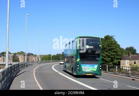 Autobus à impériale Stagecoach, numéro 10555, dans la décoration spéciale de Lakes Connection, traversant le pont Greyhound à Lancaster le 17 juillet 2021. Banque D'Images