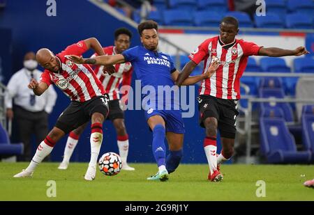 Josh Murphy (au centre) de Cardiff se bat avec Nathan Redmond (à gauche) de Southampton et Ibrahima Diallo (à droite) de Southampton lors du match amical d'avant-saison au Cardiff City Stadium. Date de la photo: Mardi 27 juillet 2021. Banque D'Images