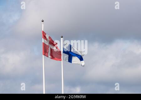 Drapeaux de Demnark et de la Finlande agitant dans la brise. Banque D'Images