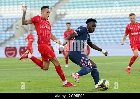 Faro, Algarve, Portugal. 27 juillet 2021. Arnaud Kalimuendo-Muinga de Paris Saint Germain et Lucas Ocampos de Séville CF pendant le match amical d'avant-saison entre Sevilla CF et Paris Saint Germain au stade Algarve à Faro, Portugal. (Credit image: © Jose Luis Contreras/DAX via ZUMA Press Wire) Banque D'Images