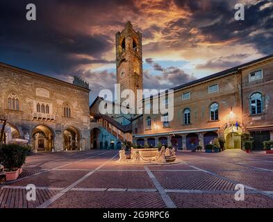 Piazza Vecchia à Bergame, Italie, avec fontaine Contarini, Palazzo della Ragione, Palazzo del Podesta et tour Campanone Banque D'Images