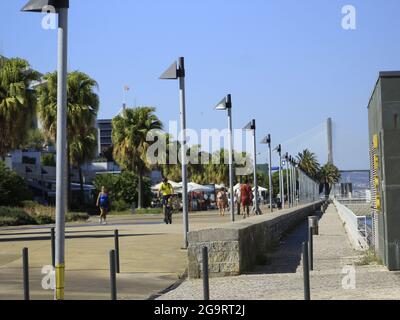 Lisbonne, Lisbonne Portugal. 27 juillet 2021. (INT) mouvement à Marina Nacoes, à Lisbonne. 27 juillet 2021, Lisbonne, Portugal: Mouvement à Marina Parque das Nacoes et environs, dans la ville de Lisbonne, ce mardi 27 juillet 2021, au milieu de la pandémie du coronavirus. (Credit image: © Edson de Souza/TheNEWS2 via ZUMA Press Wire) Banque D'Images