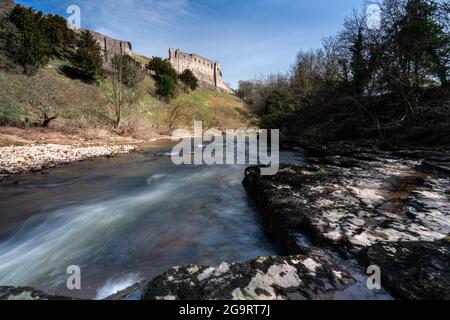 Les ruines du château de Richmond au-dessus des rapides de la rivière Swale. Richmond, Yorkshire, Angleterre, Royaume-Uni Banque D'Images