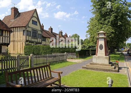 Maisons à colombages et War Memorial, High Street, Headcorn, Kent, Angleterre, Grande-Bretagne, Royaume-Uni, Europe Banque D'Images