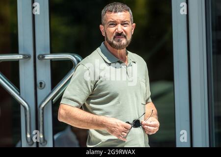 Thessalonique, Grèce - 3 juillet 2021. L'acteur espagnol, Antonio Banderas (C), pendant le tournage du thriller d'action, l'Enforcer, dans les rues de T Banque D'Images