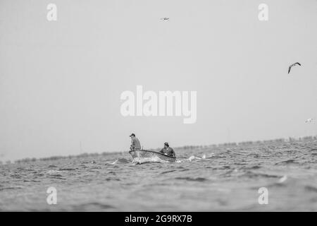 Deux hommes pêchent en errant la mer à bord d'un panga ou d'un bateau de pêche dans l'estuaire de la Cruz à Kino viejo, Sonora, Mexico.Fishing (photo: Luis Gutierrez / NortePhoto.com). Dos hombres pescan mientras vavegan en el mar abordo de una panga o bote de pesca en el estero la Cruz en Kino viejo, Sonora, Mexique. (Photo: Luis Gutierrez / NortePhoto.com). Banque D'Images