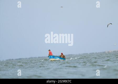 Deux hommes pêchent en errant la mer à bord d'un panga ou d'un bateau de pêche dans l'estuaire de la Cruz à Kino viejo, Sonora, Mexico.Fishing (photo: Luis Gutierrez / NortePhoto.com). Dos hombres pescan mientras vavegan en el mar abordo de una panga o bote de pesca en el estero la Cruz en Kino viejo, Sonora, Mexique. (Photo: Luis Gutierrez / NortePhoto.com). Banque D'Images