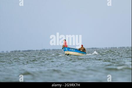 Deux hommes pêchent en errant la mer à bord d'un panga ou d'un bateau de pêche dans l'estuaire de la Cruz à Kino viejo, Sonora, Mexico.Fishing (photo: Luis Gutierrez / NortePhoto.com). Dos hombres pescan mientras vavegan en el mar abordo de una panga o bote de pesca en el estero la Cruz en Kino viejo, Sonora, Mexique. (Photo: Luis Gutierrez / NortePhoto.com). Banque D'Images