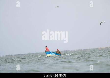 Deux hommes pêchent en errant la mer à bord d'un panga ou d'un bateau de pêche dans l'estuaire de la Cruz à Kino viejo, Sonora, Mexico.Fishing (photo: Luis Gutierrez / NortePhoto.com). Dos hombres pescan mientras vavegan en el mar abordo de una panga o bote de pesca en el estero la Cruz en Kino viejo, Sonora, Mexique. (Photo: Luis Gutierrez / NortePhoto.com). Banque D'Images