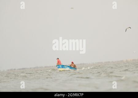 Deux hommes pêchent en errant la mer à bord d'un panga ou d'un bateau de pêche dans l'estuaire de la Cruz à Kino viejo, Sonora, Mexico.Fishing (photo: Luis Gutierrez / NortePhoto.com). Dos hombres pescan mientras vavegan en el mar abordo de una panga o bote de pesca en el estero la Cruz en Kino viejo, Sonora, Mexique. (Photo: Luis Gutierrez / NortePhoto.com). Banque D'Images