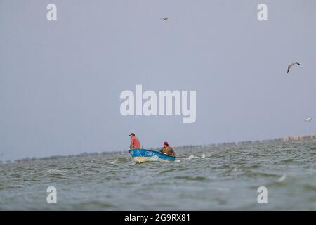 Deux hommes pêchent en errant la mer à bord d'un panga ou d'un bateau de pêche dans l'estuaire de la Cruz à Kino viejo, Sonora, Mexico.Fishing (photo: Luis Gutierrez / NortePhoto.com). Dos hombres pescan mientras vavegan en el mar abordo de una panga o bote de pesca en el estero la Cruz en Kino viejo, Sonora, Mexique. (Photo: Luis Gutierrez / NortePhoto.com). Banque D'Images