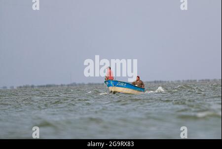 Deux hommes pêchent en errant la mer à bord d'un panga ou d'un bateau de pêche dans l'estuaire de la Cruz à Kino viejo, Sonora, Mexico.Fishing (photo: Luis Gutierrez / NortePhoto.com). Dos hombres pescan mientras vavegan en el mar abordo de una panga o bote de pesca en el estero la Cruz en Kino viejo, Sonora, Mexique. (Photo: Luis Gutierrez / NortePhoto.com). Banque D'Images