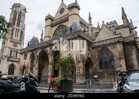 Des personnes et des lieux parisiens aléatoires non identifiés dans les rues de Paris Banque D'Images