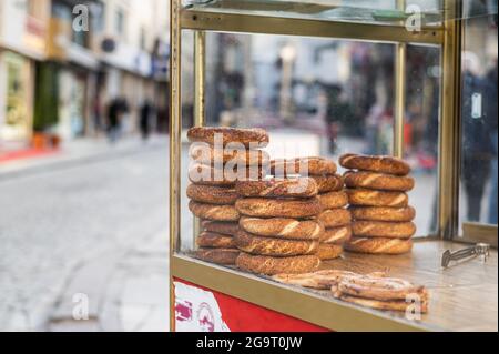 Street wagon en Turquie vendant SIIT, une cuisine traditionnelle turque de rue. Banque D'Images