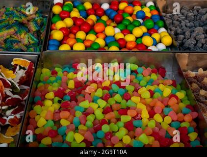 Différents types de bonbons colorés aux saveurs différentes à vendre au comptoir du marché Banque D'Images