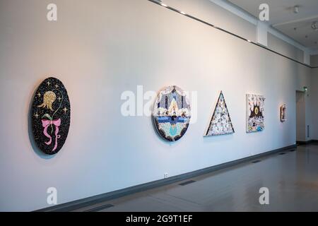 Suloinen melankolia ou Sweet mélancholy céramique et mosaïque de porcelaine par Maria Stereo au Turku Art Museum à Turku, Finlande Banque D'Images