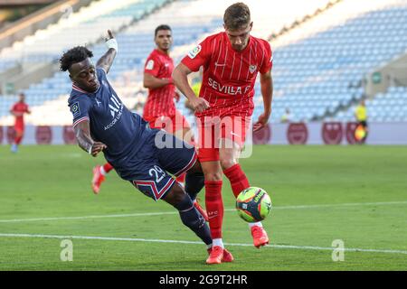 Faro, Portugal. 27 juillet 2021, Arnaud Kalimuendo-Muinga de Paris Saint Germain et José Angel de Sevilla CF pendant le match amical d'avant-saison entre Sevilla CF et Paris Saint Germain au stade Algarve à Faro, Portugal. Banque D'Images